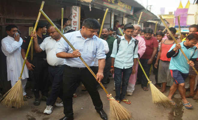 गांधी जयंती पर मंत्री व डीएम ने चलाया स्वच्छता अभियान, झाड़ू लगा की जगह-जगह सफाई
