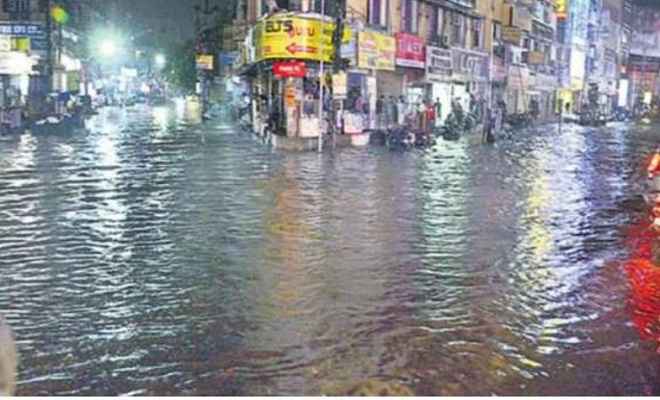 भारी बारिश से तबाही : सात लोगों की मौत,स्कूल और सरकारी कार्यालयों में आज छुट्टी घोषित
