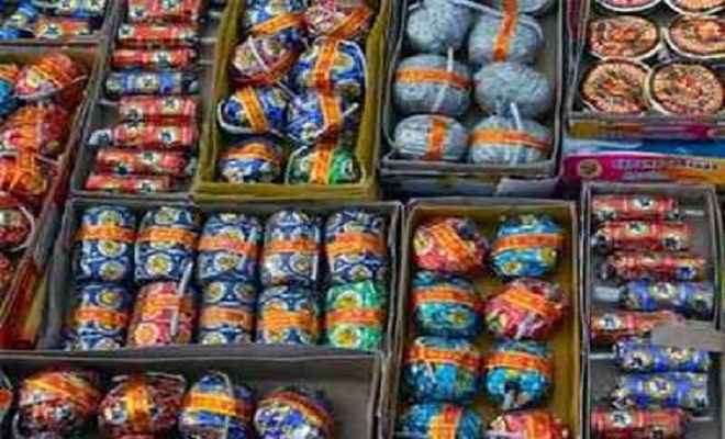 दिल्ली-एनसीआर में पटाखा बेचने की शर्तों के खिलाफ रिव्यू पिटीशन दायर