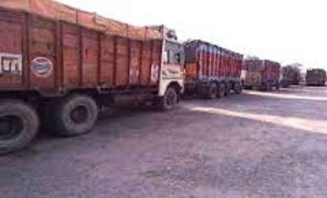 सोनपुर पुलिस ने बालू- गिट्टी लदे 09 ट्रकों को किया जब्त