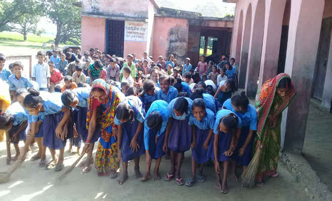 स्कूलों में बच्चों ने मनाया सफाई दिवस