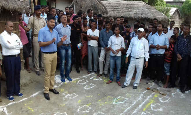 बरकुरवा गांव पहुंचे डीएम, कहा- हर घर में कराएं शौचालय का निर्माण