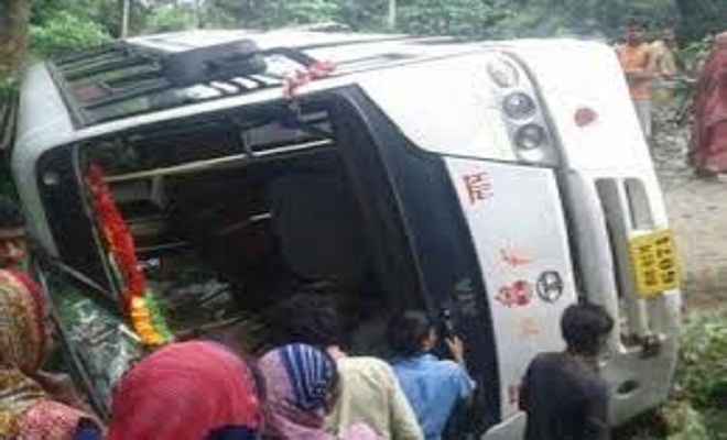 बख्तावरपुर में टूरिस्ट बस पलटी, एक घायल