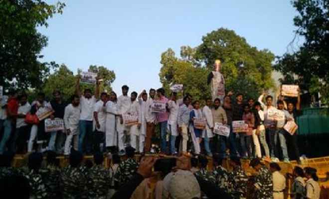 गुजरात विधानसभा चुनाव में देरी पर कांग्रेस का चुनाव आयोग के खिलाफ प्रदर्शन