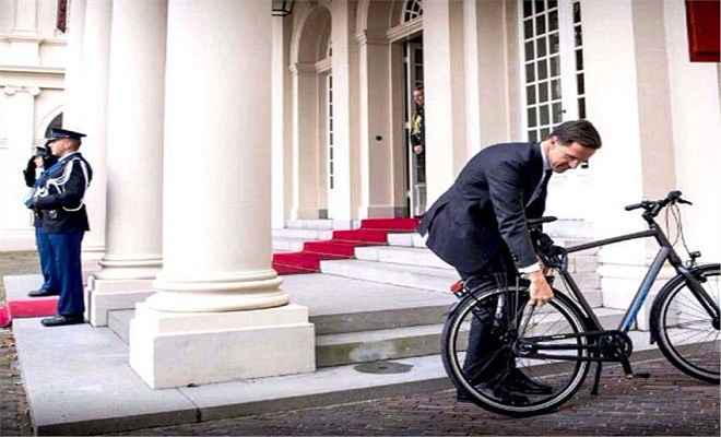 नीदरलैंड्स के प्रधानमंत्री साइकिल से पहुंचे राजमहल
