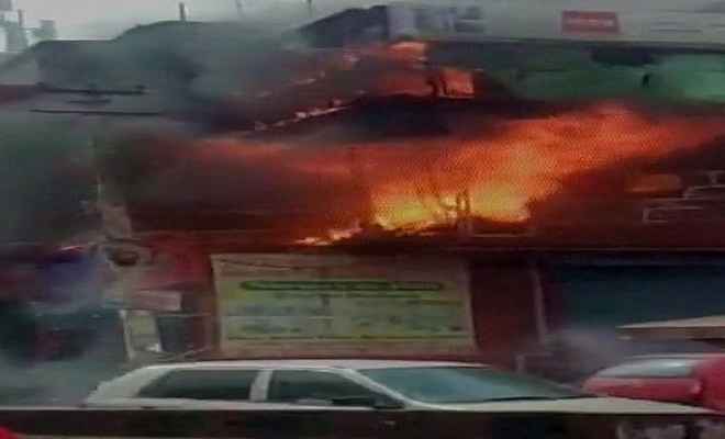 भिवंडी में फर्नीचर कंपनी के गोडाउन में लगी भीषण आग