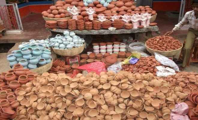 दीपावली में बढ़ी मिट्टी के दियों की बिक्री