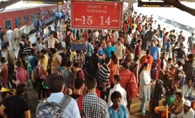 दीपावली पर रेलवे स्टेशनों और बस अड्डों पर यात्रियों की उमड़ी भीड़