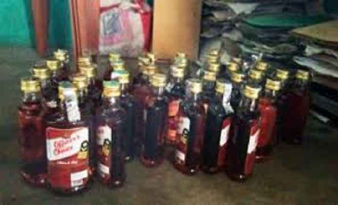 चालीस बोतल शराब के साथ युवक गिरफ्तार