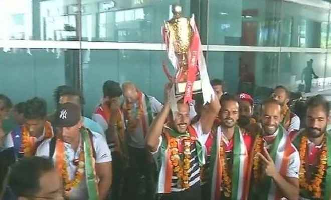 एशिया कप हॉकी का खिताब जीतने के बाद स्वदेश लौटी भारतीय टीम