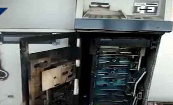 चोरों ने बनाया एटीएम को निशाना, गैस कटर से काटकर ले उड़े 7.5 लाख रुपये