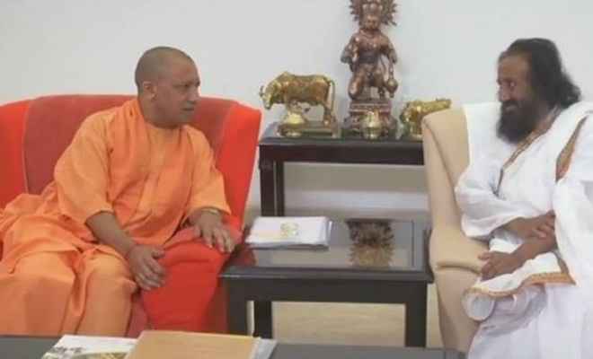 मुख्यमंत्री योगी से मिले श्रीश्री रविशंकर, राम मंदिर मुद्दे पर की बात