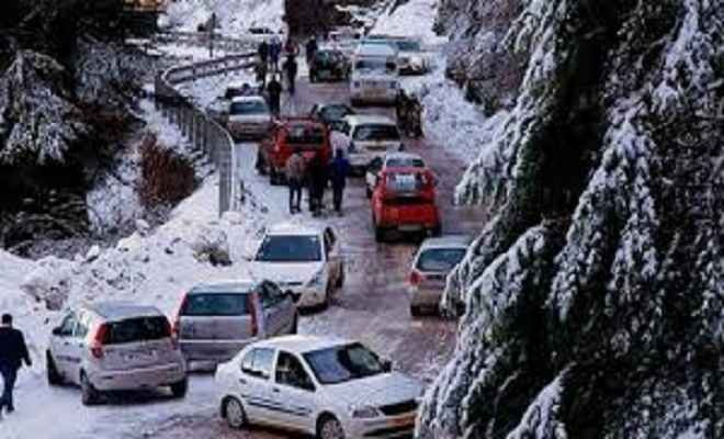 हिमपात के कारण ऐतिहासिक मुगल रोड तथा श्रीनगर-लेह राजमार्ग यातायात के लिए बंद
