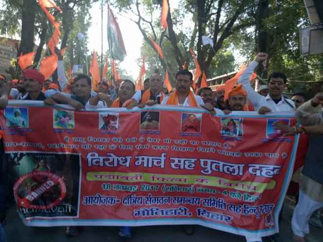 पद्मावती फिल्म के विरोध में हिंदू समाज ने निकाला आक्रोश मार्च, भंसाली का पुतला फूंका