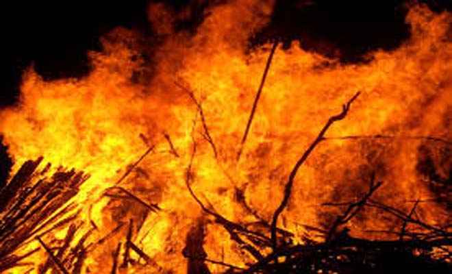चिरैया में अलाव से लगी आग, तीन घर समेत लाखों की संपत्ति खाक