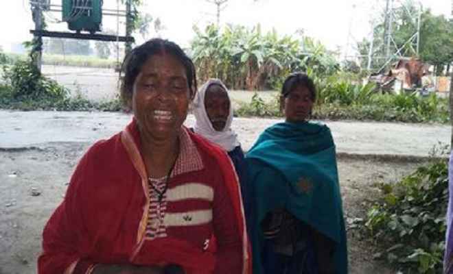 बिहार के बगहा में दबंगों ने गैरमजरूआ जमीन पर घर बनाने को लेकर दो महिला के सिर का बाल उखाड़ा, फिर की पिटाई
