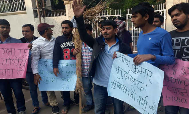 टीईटी अभ्यर्थियों पर लाठीचार्ज के खिलाफ जन अधिकार छात्र परिषद ने सीएम का पुतला फूंका