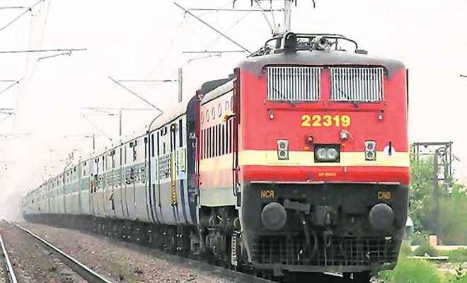 उप्रः ट्रेन पलटाने की साजिश, बादशाहनगर व डालीगंज स्टेशन के बीच 71 स्लीपर्स गायब