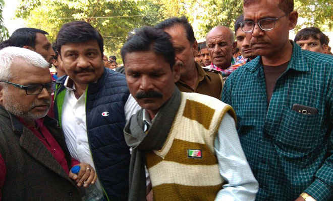 कल्याणपुर प्रखण्ड सहायक नशा करने के आरोप में गिरफ्तार