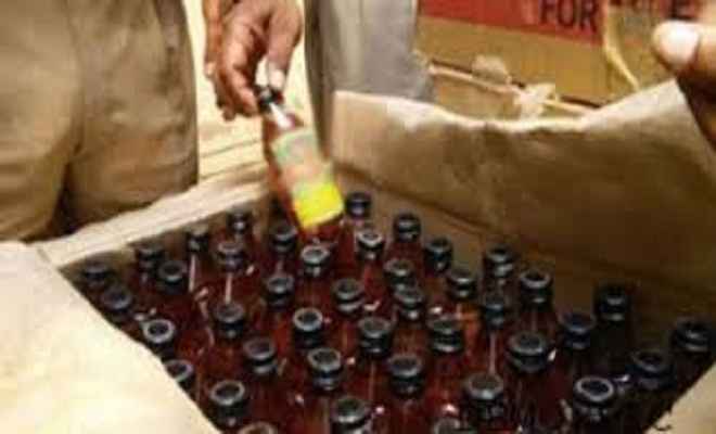गोदाम में छिपाई गई शराब बरामद