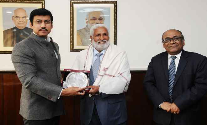 खेलमंत्री ने भारतीय फुटबॉल टीम के पूर्व कप्तान गुरदेव सिंह को किया सम्मानित