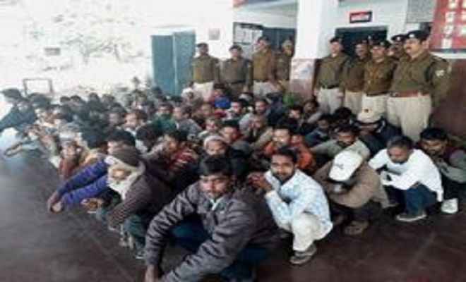 रेलवे स्टेशनों के निकट शौच करते 61 लोग गिरफ्तार