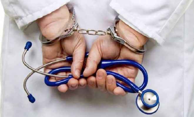 अमेरिका में प्रतिबंधित दवा देने के आरोप में भारतीय मूल का डॉक्टर गिरफ्तार