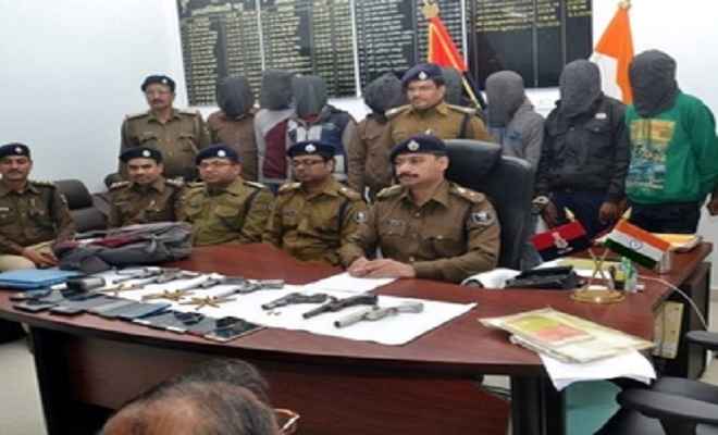 विशेष पुलिस टीम ने पांच लुटेरों को किया गिरफ्तार