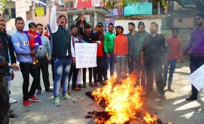 कानपुर में "टाइगर जिन्दा है" का विरोध, सलमान का फूंका पुतला