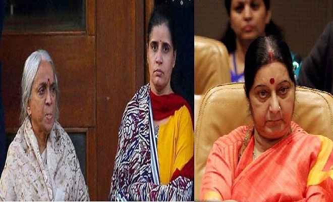 सुषमा स्वराज से मिलीं कुलभूषण जाधव की पत्नी और मां