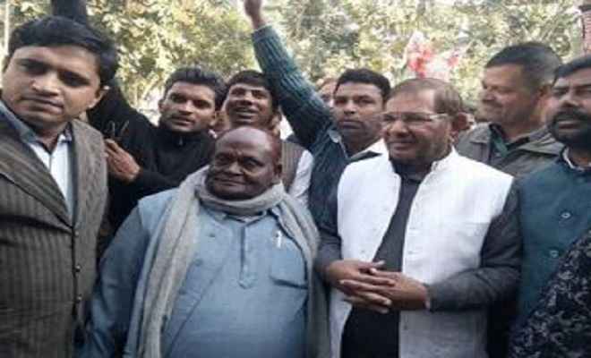 असमय महागठबंधन तोड़कर नीतीश ने बिहार की जनता का अपमान किया: शरद यादव