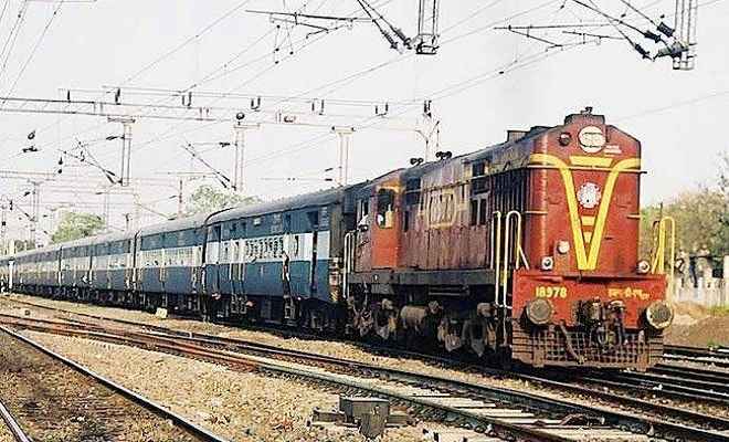 पश्चिमी चम्पारण में ट्रेन से कटकर दो महिला व बच्चे की मौत