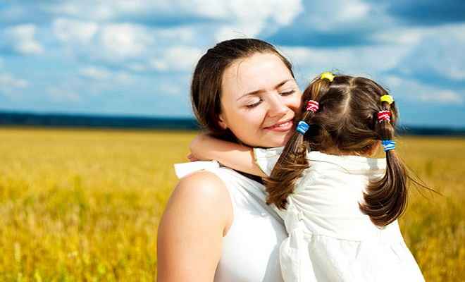 बच्चों के स्वास्थ्य के लिए जरूरी मां की प्यार भरी झप्पी
