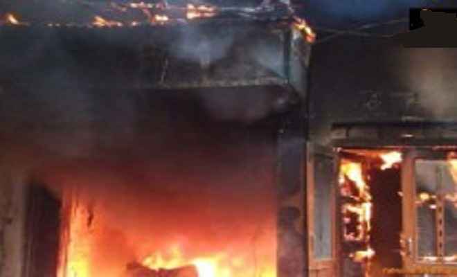 बिहार के बेतिया में आग से जलकर 12 दुकानें खाक
