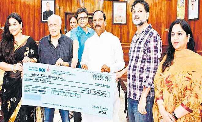 झारखंड: मुख्यमंत्री ने ’बेगम जान’ की टीम को 50 लाख का चेक दिया