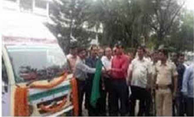 गांधी रथ प्रचार वाहन को डीएम ने हरी झंडी दिखाकर किया रवाना
