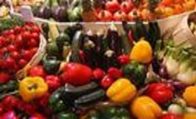 गर्मी में रसीले फलों और सब्जियों से पटा बाजार