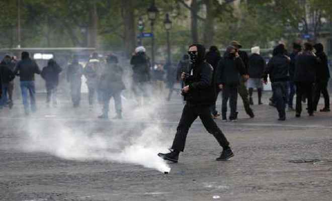 फ्रांस में ले पेन व मैक्रों के विरोध में प्रदर्शन, 6 घायल