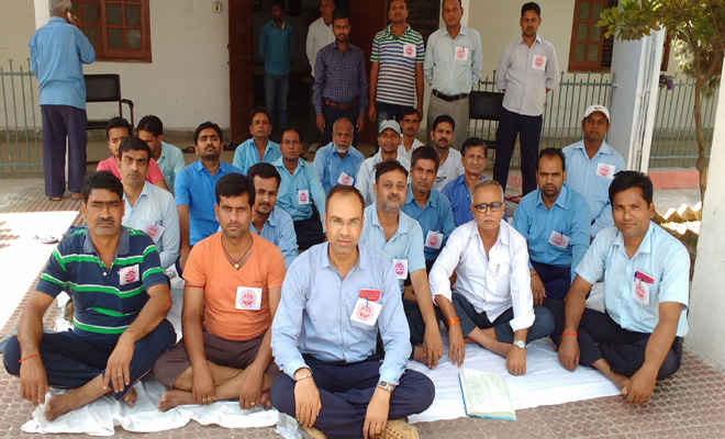 दूसरे दिन भी जारी रही रेलवे कर्मचारियों की भूख हड़ताल