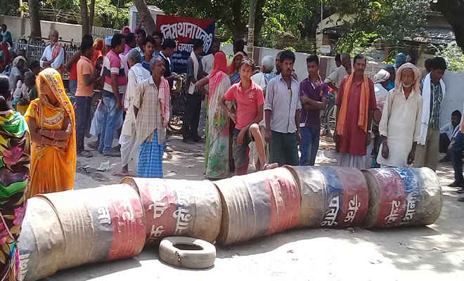 हत्याभियुक्तों की गिरफ्तारी को ले सड़क पर उतरे ग्रामीण, लगाया जाम