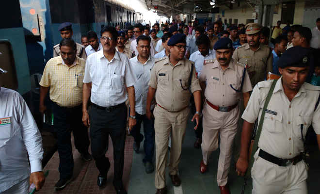 डीआरएम ने लिया रक्सौल स्टेशन का जायजा, रेल राज्यमंत्री शनिवार को करेंगे योजनाओं का शुभारंभ