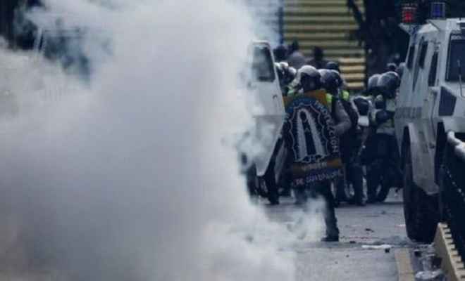 वेनेज़ुएला में प्रदर्शनकारियों ने एक व्यक्ति को आग लगाई