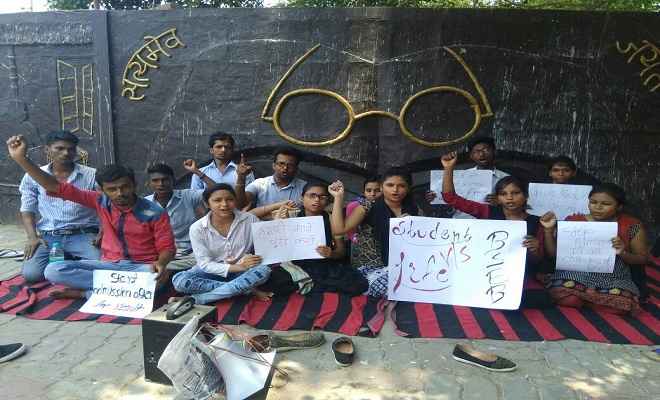 एनआईटी विद्यार्थियों ने इंटर के रिजल्ट के विरोध में दिया धरना