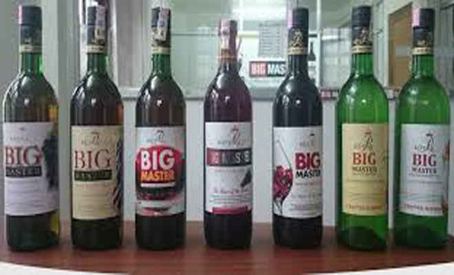 700 बोतल नेपाली शराब जब्त, आरोपी मामा-भांजा फरार