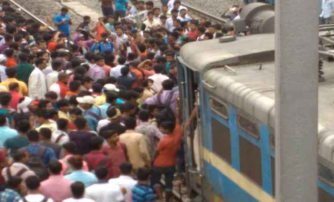 इंटरमीडिएट परीक्षा में गड़बड़ी को लेकर छात्रों ने आरा में ट्रेन पर किया पथराव