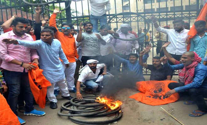 पटना में प्रदर्शन कर रहे एबीवीपी कार्यकर्ताओं को पुलिस ने दौड़ा-दौड़ा कर पीटा