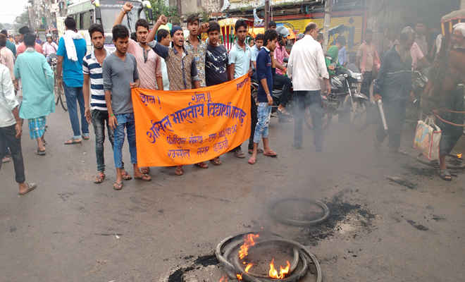 पटना में लाठी चार्ज के खिलाफ सड़क पर उतरे अभाविप कार्यकर्ता, टायर जला प्रदर्शन
