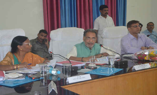 जिले में केंद्रीय योजनाओं की रफ्तार सुस्त, तेजी लावें अधिकारी: राधामोहन