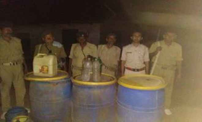 उत्पाद विभाग की छापेमारी में 200 किलो महुआ व 50 लीटर देशी शराब बरामद