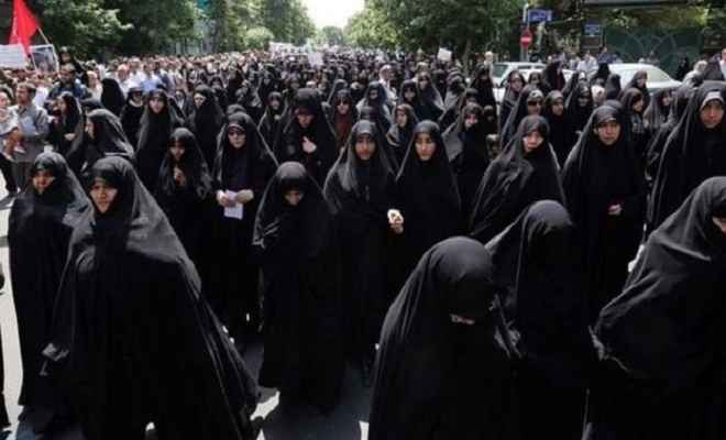 ईरान में सिर ढकने के नए कानून के खिलाफ महिलाओं का अनूठा विरोध